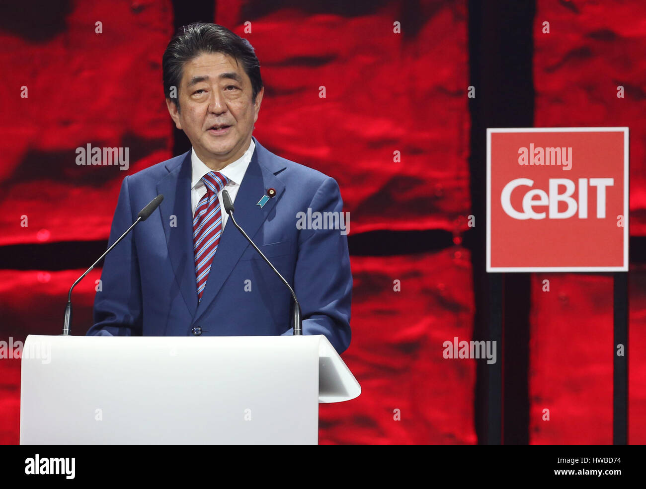 Hannover, Alemania. 19 Mar, 2017. Primer Ministro de Japón Shinzo Abe, hablando en la inauguración de la feria CeBIT en Hannover, Alemania, el 19 de marzo de 2017. Japón es el país socio de la CeBIT 2017. Foto: Friso Gentsch/dpa/Alamy Live News Foto de stock
