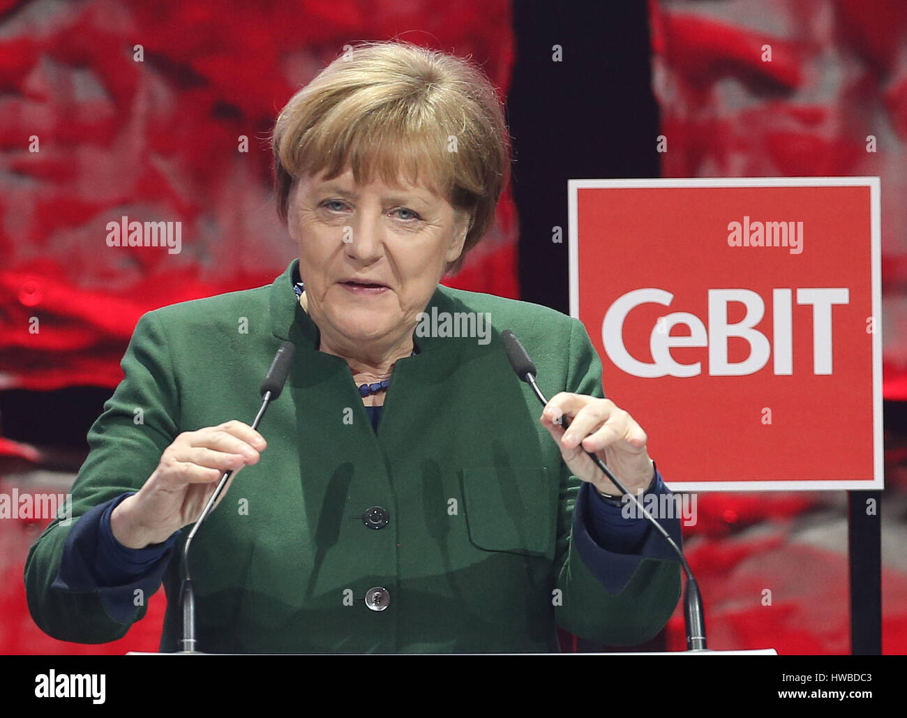 Hannover, Alemania. 19 Mar, 2017. La Canciller alemana Angela Merkel (CDU) hablando en la inauguración de la feria CeBIT en Hannover, Alemania, el 19 de marzo de 2017. Japón es el país socio de la CeBIT 2017. Foto: Friso Gentsch/dpa/Alamy Live News Foto de stock