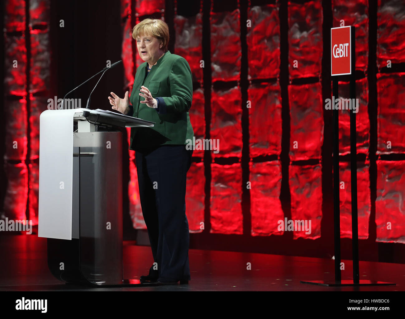Hannover, Alemania. 19 Mar, 2017. La Canciller alemana Angela Merkel (CDU) hablando en la inauguración de la feria CeBIT en Hannover, Alemania, el 19 de marzo de 2017. Japón es el país socio de la CeBIT 2017. Foto: Friso Gentsch/dpa/Alamy Live News Foto de stock