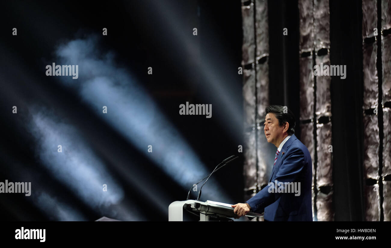 Hannover, Alemania. 19 Mar, 2017. Primer Ministro de Japón Shinzo Abe, hablando en la inauguración de la feria CeBIT en Hannover, Alemania, el 19 de marzo de 2017. Japón es el país socio de la CeBIT 2017. Foto: Peter Steffen/dpa/Alamy Live News Foto de stock