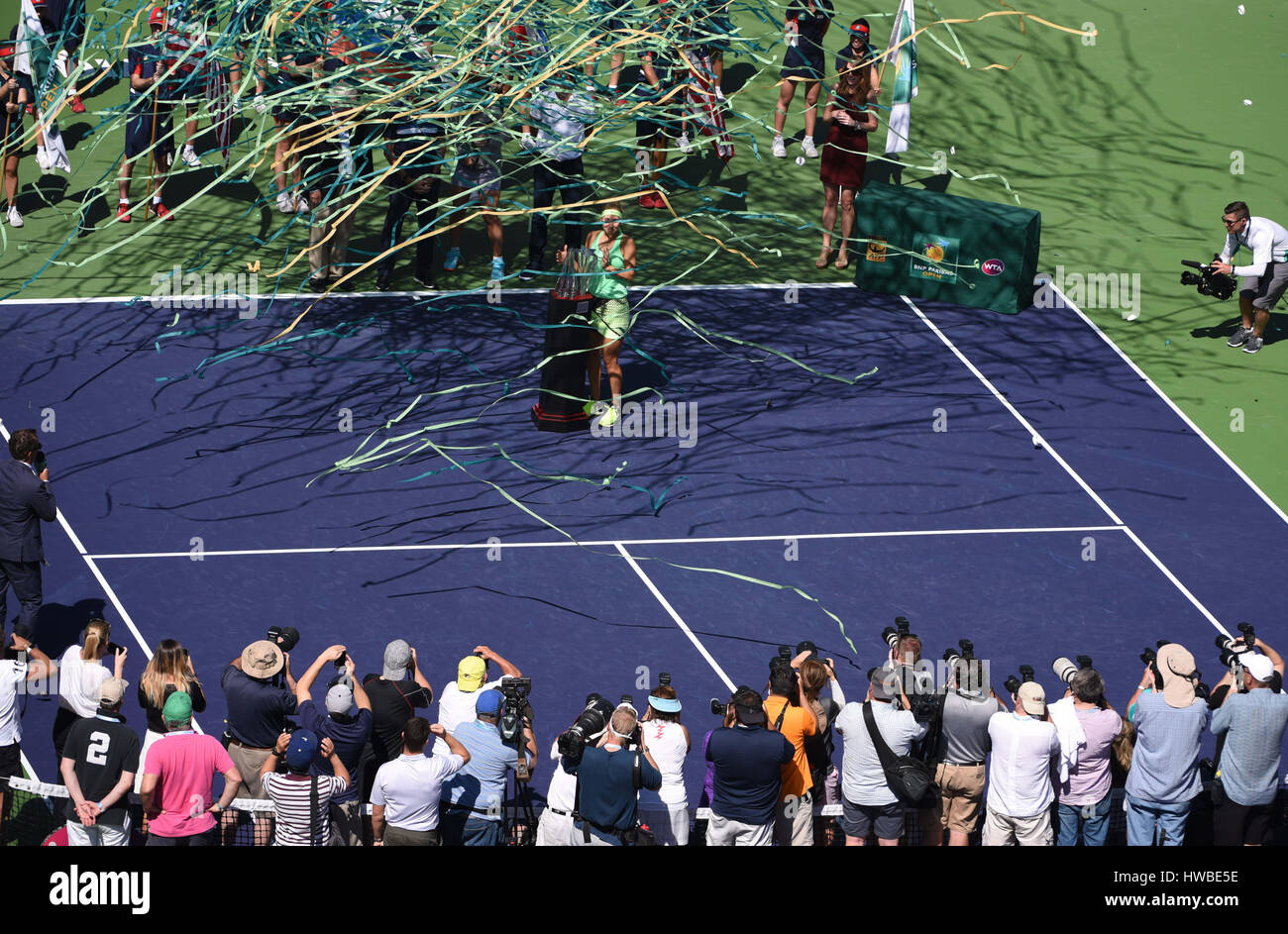 19 de marzo, 2017: Elena Vesnina (RUS) recibe trofeo tras derrotar a Svetlana Kuznetsova (RUS) durante el BNP Paribas Open en Indian Wells Tennis Garden en Indian Wells, California, John Green/CSM Foto de stock