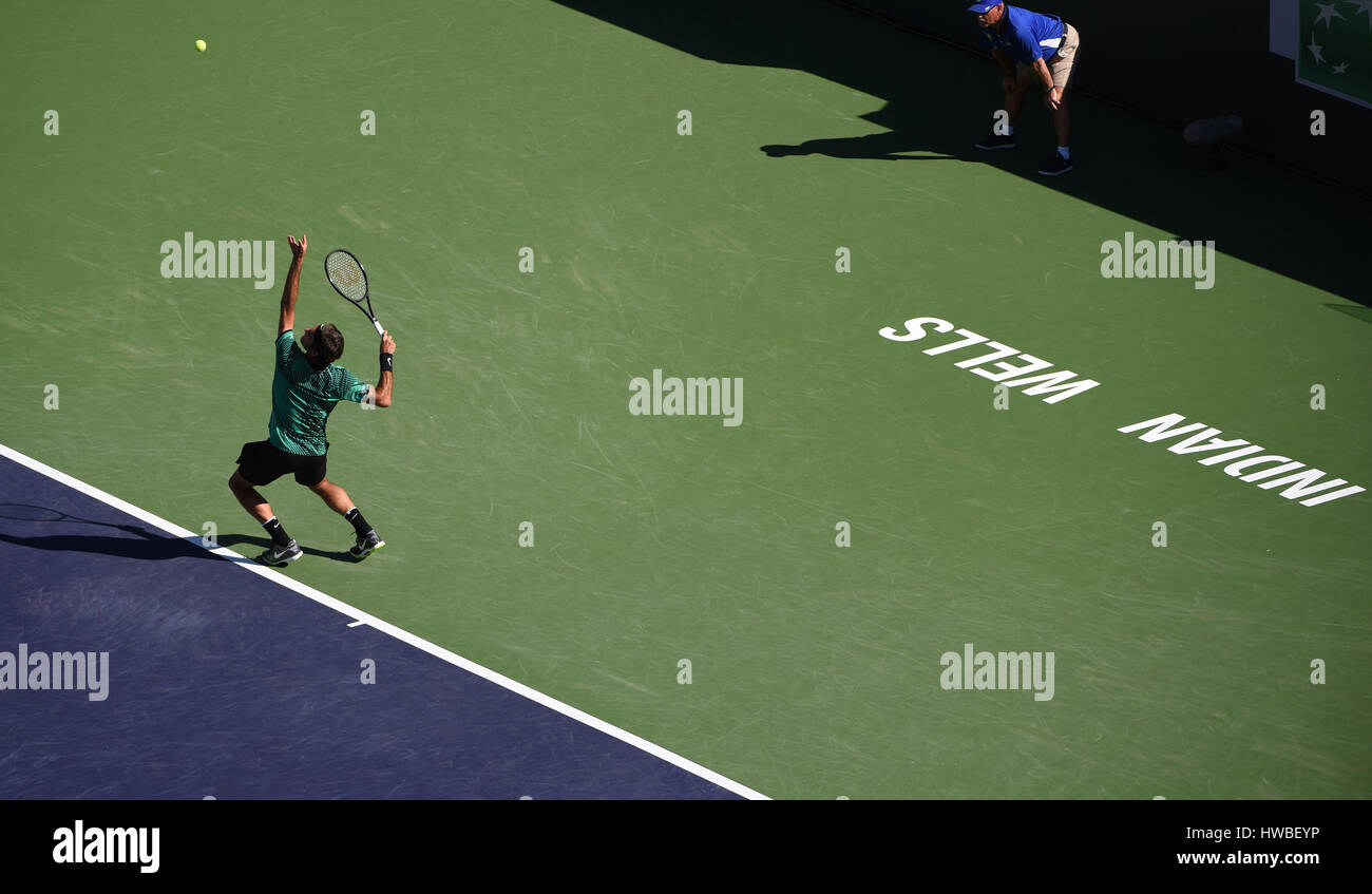 19 de marzo, 2017: Roger Federer (SUI) en acción contra Stan Wawrinka (SUI) en los hombres de la final en el BNP Paribas Open en Indian Wells Tennis Garden en Indian Wells, California, John Green/CSM Foto de stock