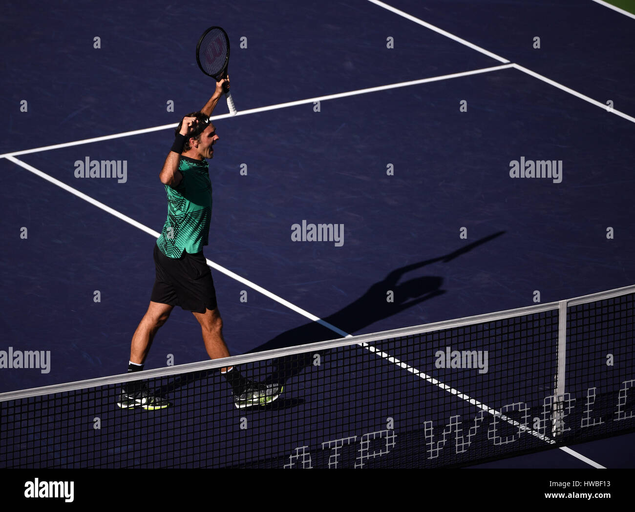 19 de marzo, 2017: Roger Federer (SUI) celebra la mens ganadores finales contra Stan Wawrinka (SUI) en los hombres de la final en el BNP Paribas Open en Indian Wells Tennis Garden en Indian Wells, California, John Green/CSM Foto de stock