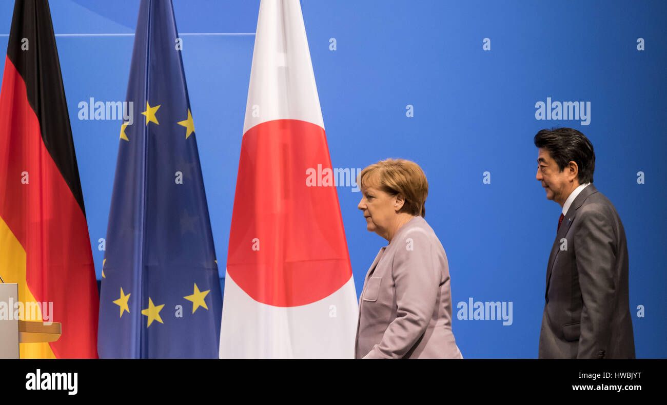 Hannover, Alemania. 20 Mar, 2017. La Canciller alemana Angela Merkel y el Primer Ministro japonés Shinzo Abe llegar a los jardines Herrenhaeuser naranja en Hanover, Alemania, el 20 de marzo de 2017. Merkel es meetinfg Abe para celebrar conversaciones bilaterales sobre el lateral del equipo feria CeBIT. Foto: Peter Steffen/dpa/Alamy Live News Foto de stock