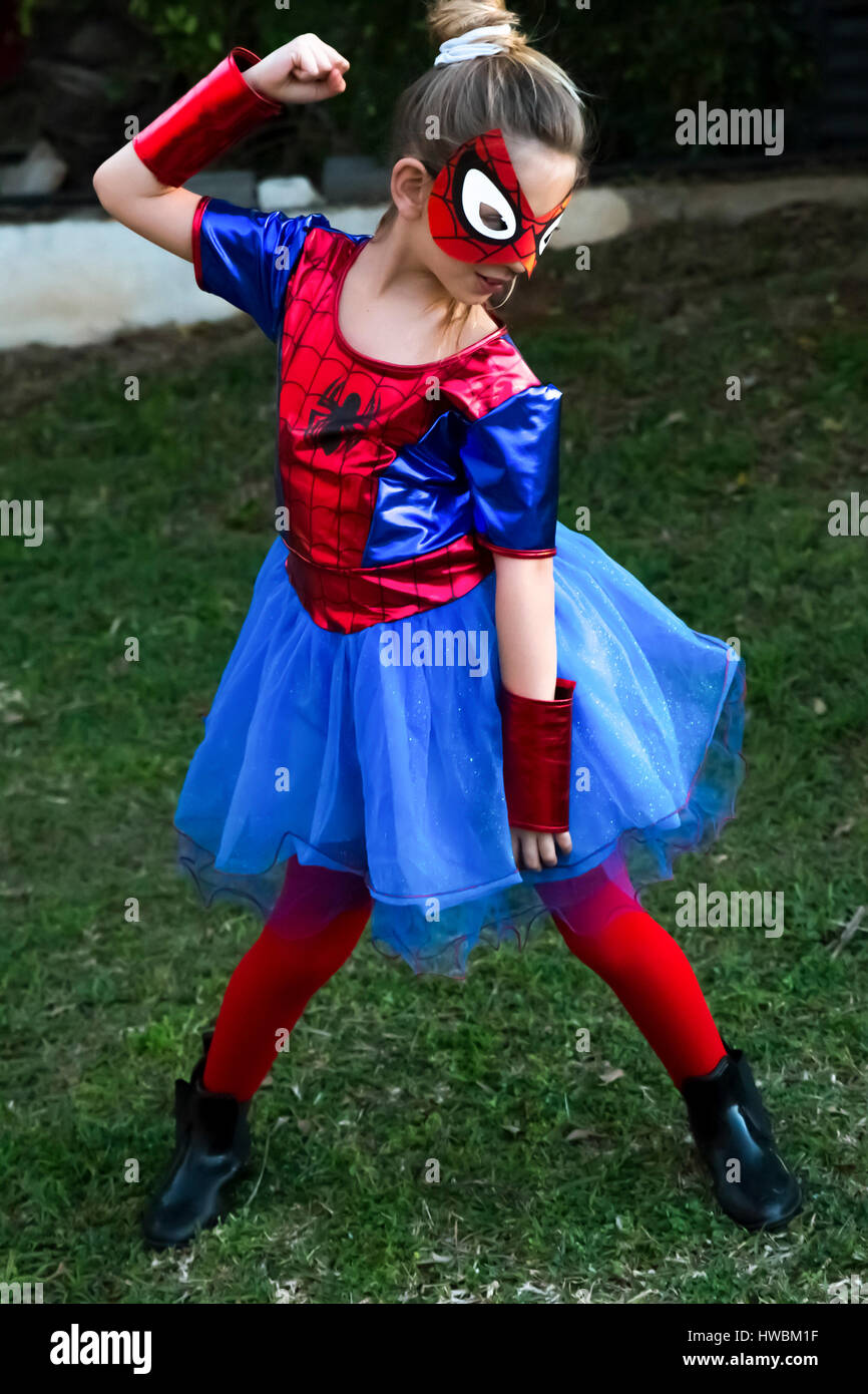 Una niña de siete años, en un traje spiderwoman Fotografía de stock - Alamy