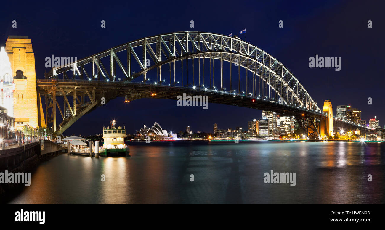 Sydney Opera House y el Puente Harbour al anochecer, Sydney, Australia. Foto de stock