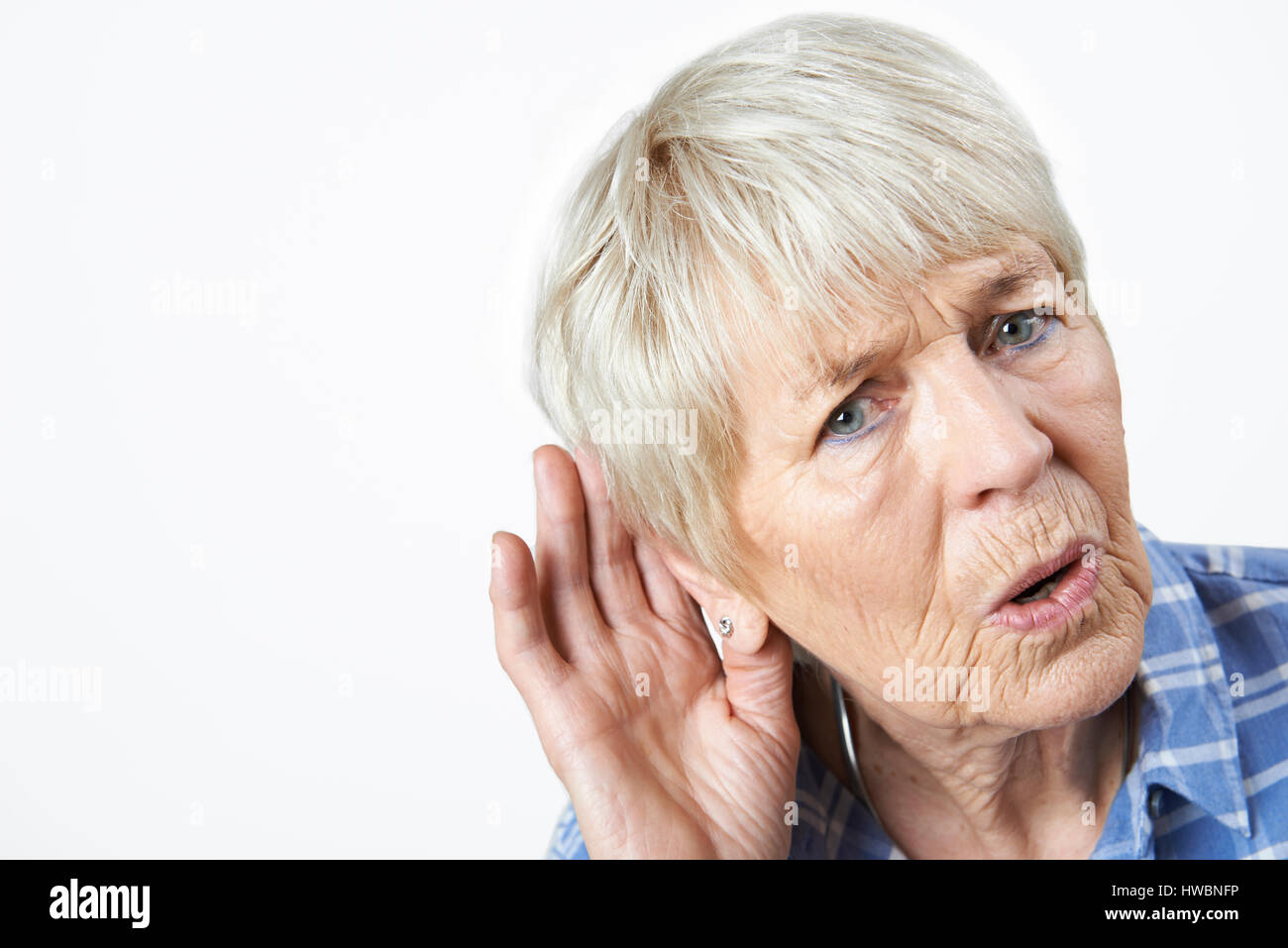 Foto de estudio de la mujer de mayor edad padecen sordera Foto de stock