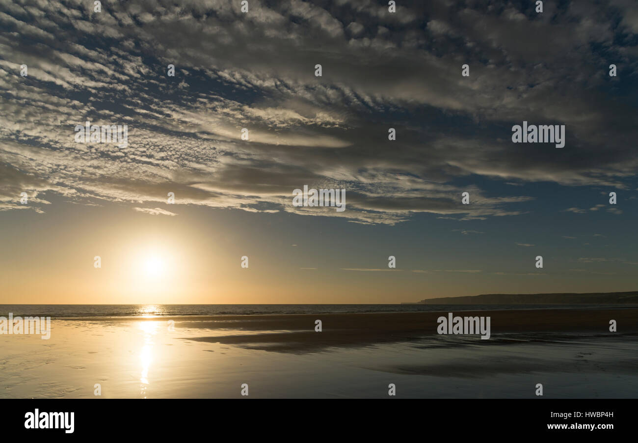 Impresionante puesta de sol sobre el mar en Filey Bay, en la costa de North Yorkshire, Inglaterra Foto de stock