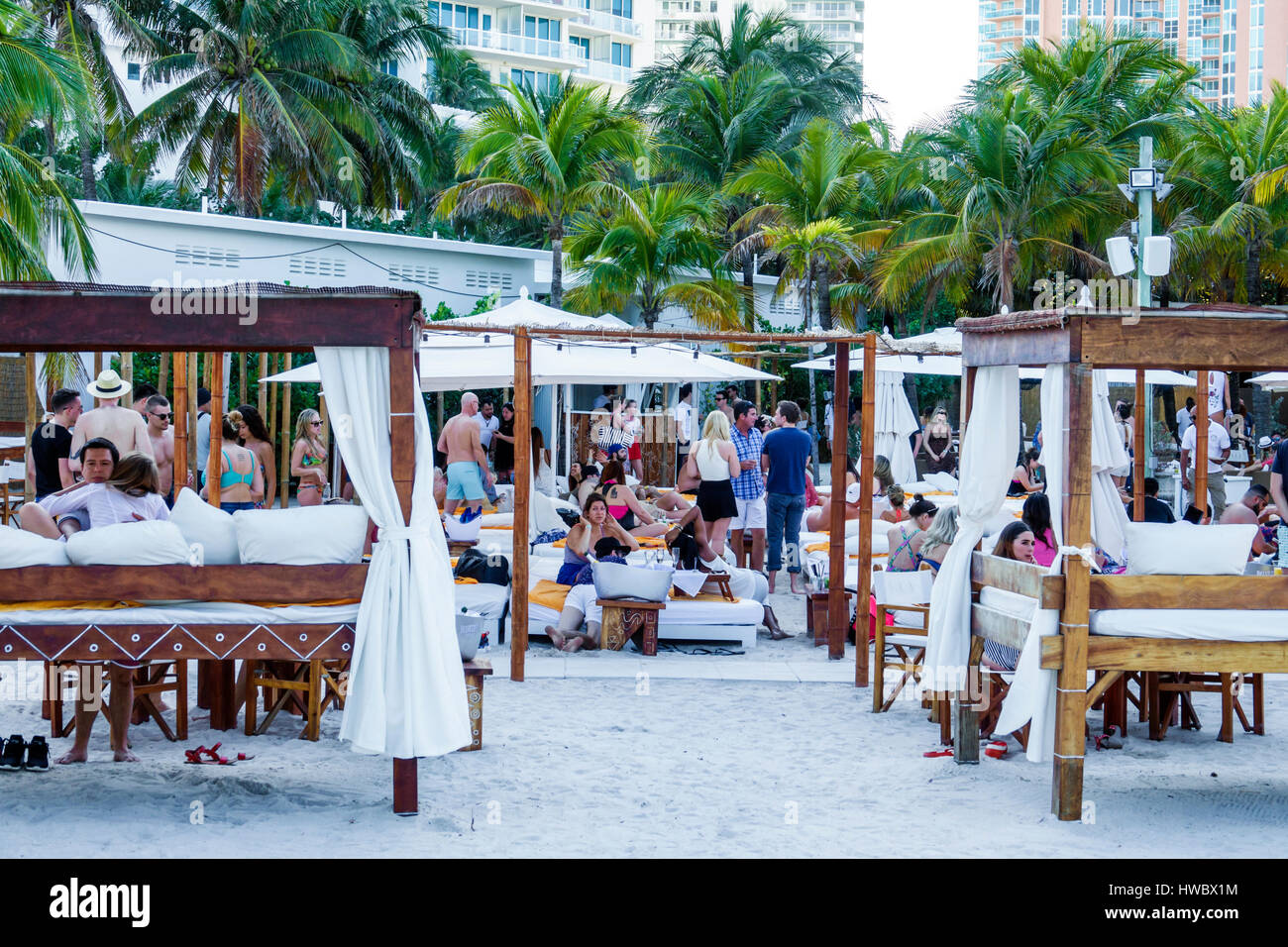 Miami Beach Florida, Ocean Drive, Nikki Beach Club, restaurante restaurantes comida comer fuera café cafés bistro, estilo de vida, bar cabana bares, camas de día, ou Foto de stock