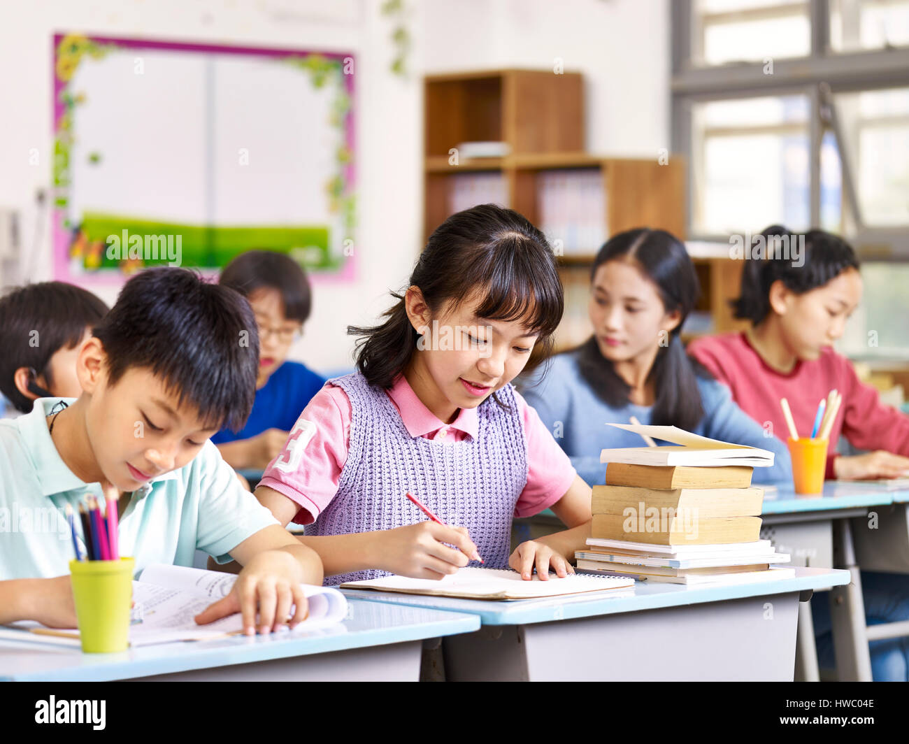 Alumno De La Escuela Primaria En El Escritorio De La Escuela