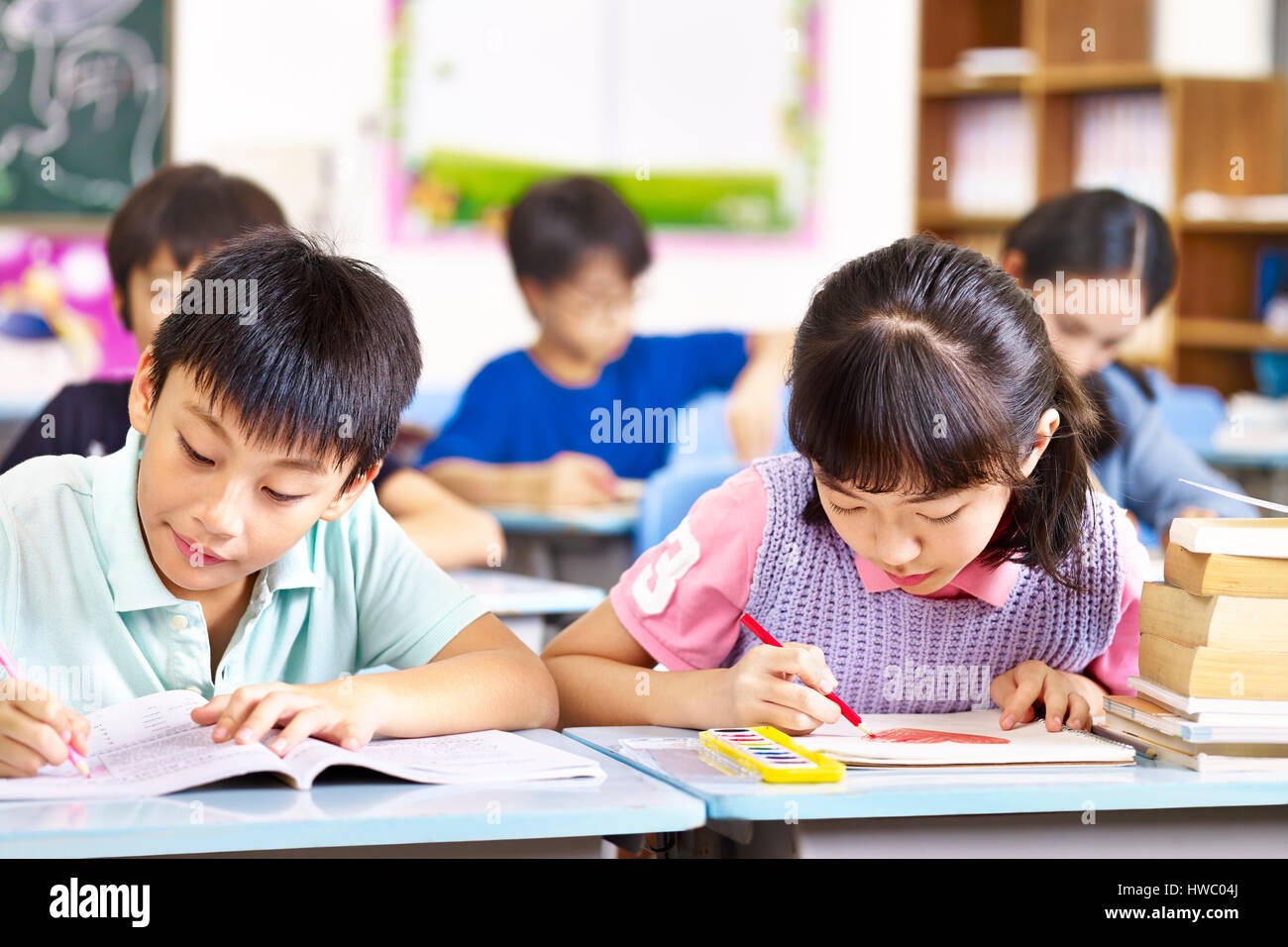 Los estudiantes de la escuela primaria de Asia en el aula. Foto de stock
