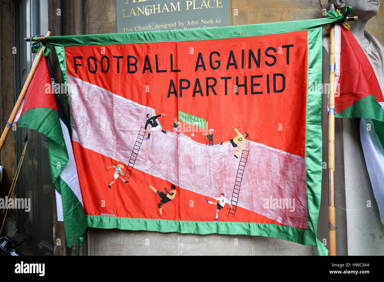 Fútbol contra el apartheid. En Londres tuvo lugar una manifestación el día de las Naciones Unidas contra el Racismo, que comenzó en Portland Place. Banner Foto de stock