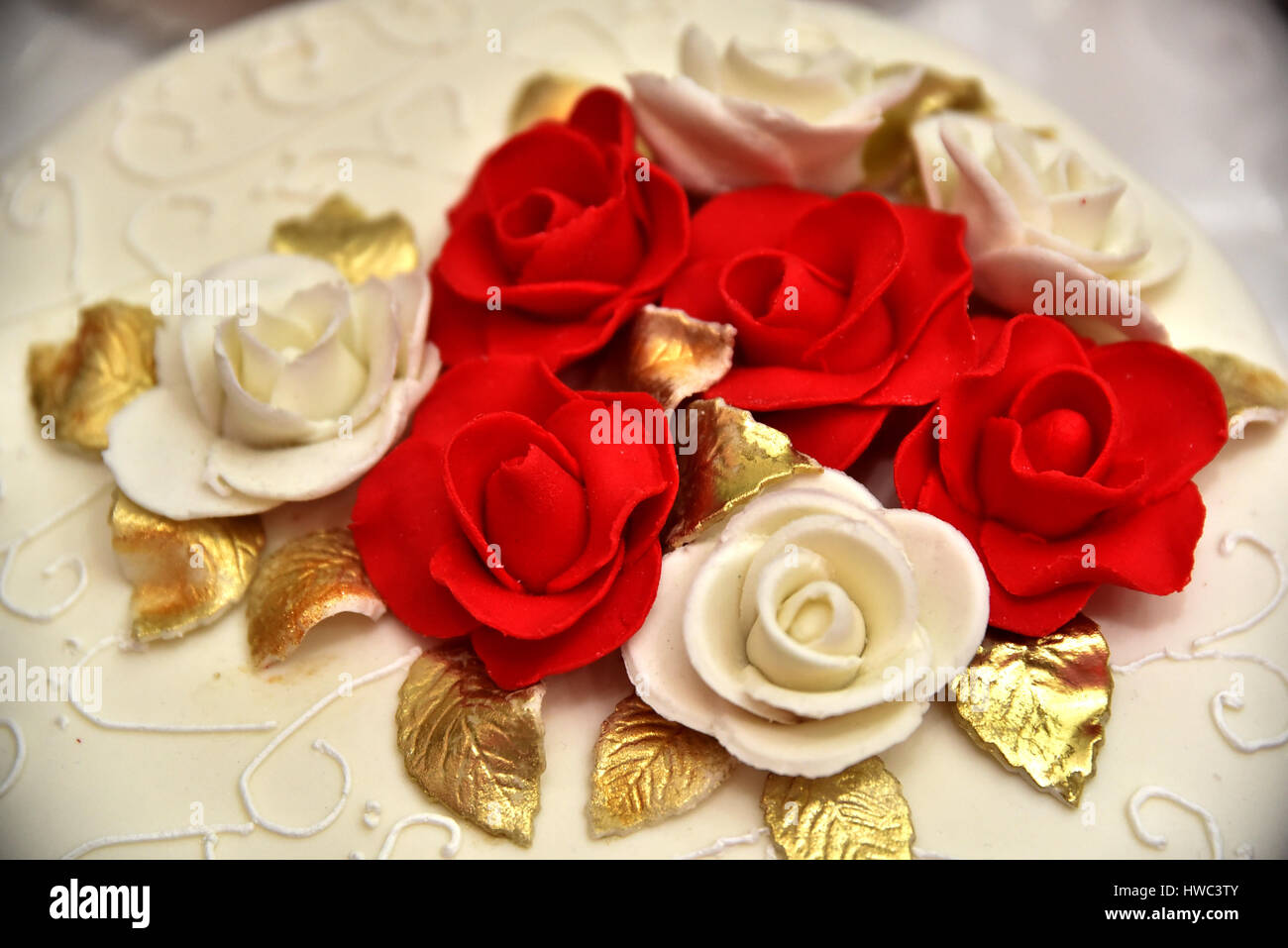 Pasteles en forma de rosas rojas que decoran el pastel de boda con 