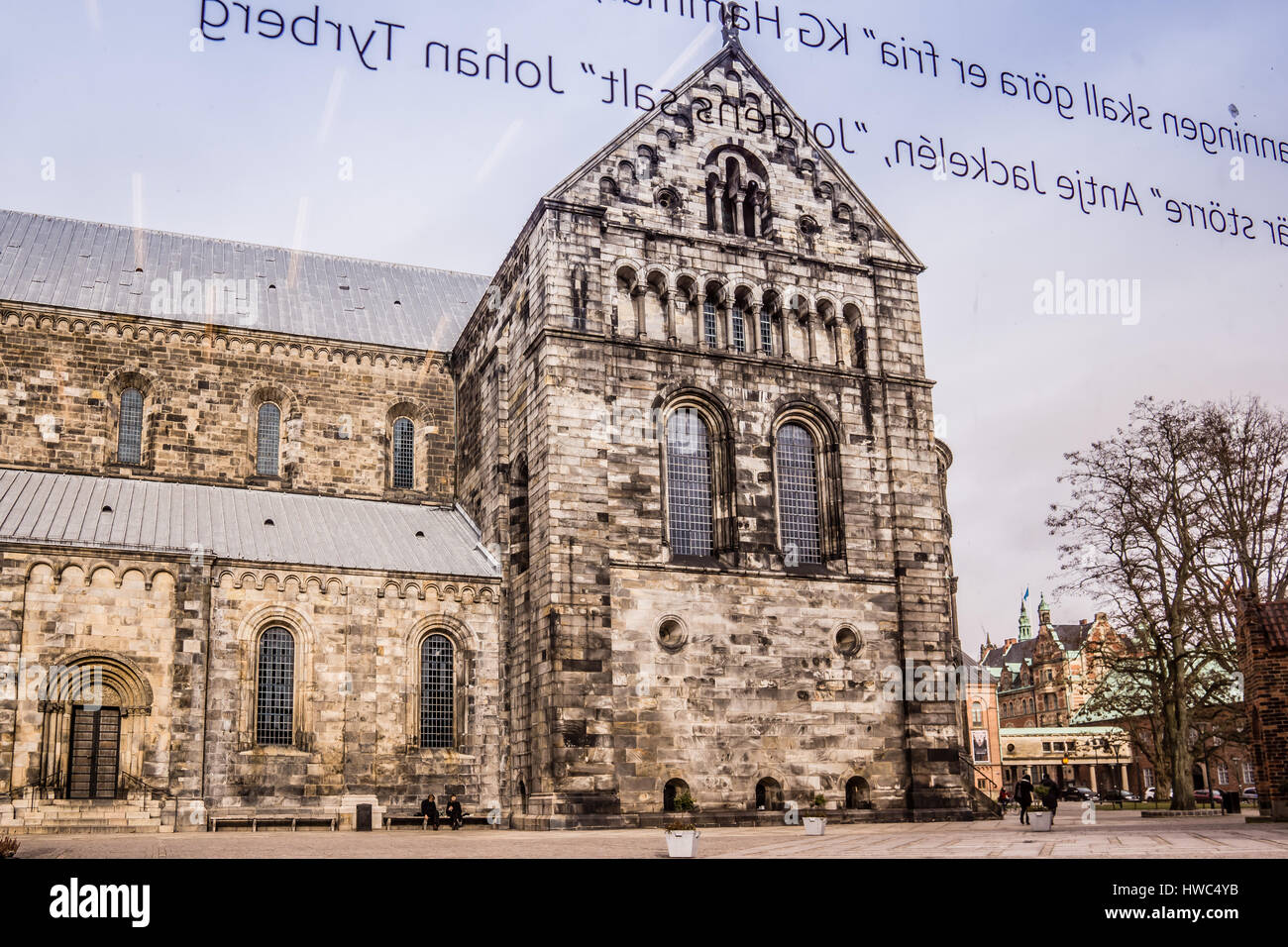 Catedral de Lund vistos a través de una ventana en el foro, la catedral de cristal es el lema del obispo Johan Tyrberg, Lund, Suecia, Mars 14, 2017 Foto de stock
