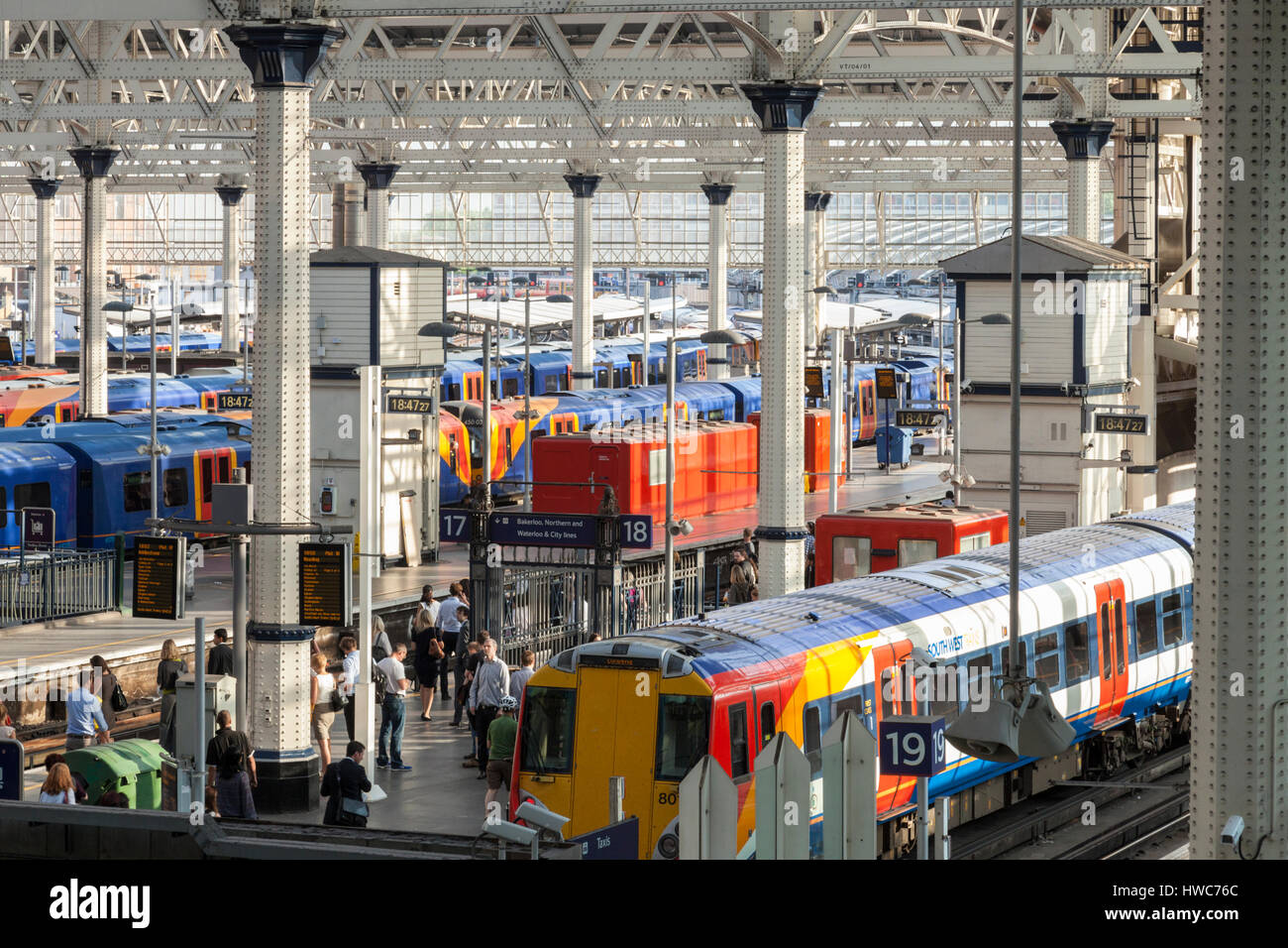 Los pasajeros y los trenes en la estación de tren de Waterloo, Londres, Inglaterra, Reino Unido. Foto de stock