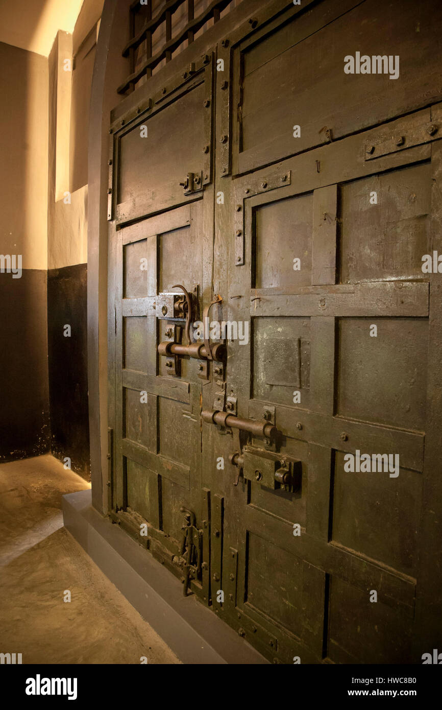 La puerta de la prisión con tornillos, cerraduras. La cárcel de Hoa Lo, Hanoi, Vietnam Foto de stock