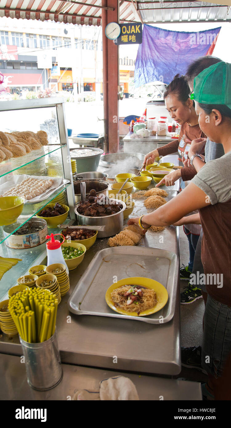 Malasia, hawker cale cocinar wan tun mee fideos Foto de stock