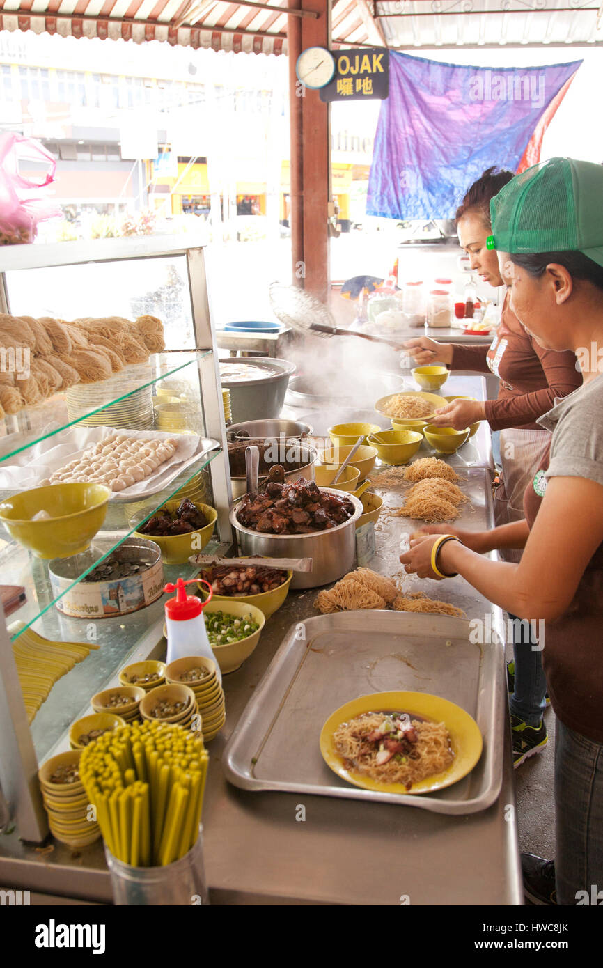 Malasia, hawker cale cocinar wan tun mee fideos Foto de stock