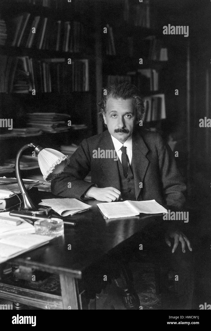 Albert Einstein en su oficina en la Universidad de Berlín, c1920. Foto de stock