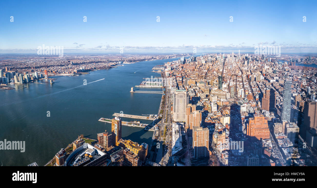 Vista aérea del horizonte de rascacielos de Manhattan y el Río Hudson, Nueva York, EE.UU. Foto de stock