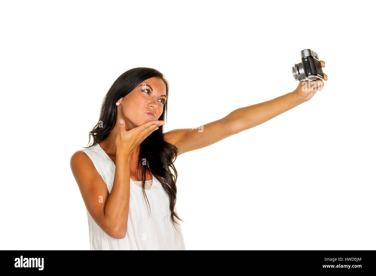 Una joven ha tomado una foto de diversión durante ellos con una vieja cámara. Selfie, Eine junge Frau hat Spa? W‰hrend sie sich selber mit einem alten Fotoap Foto de stock