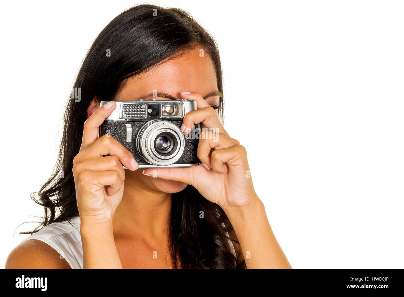 Una joven toma una foto de la cámara con un estilo retro, Eine junge Frau mit einer Retro fotografiert Kamera Foto de stock