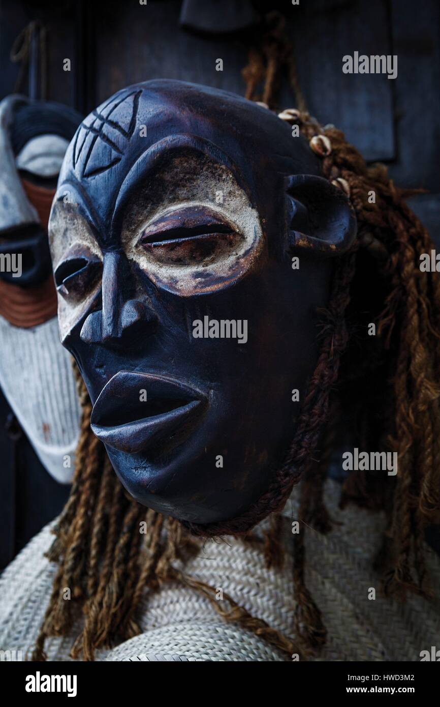 Tanzania, Zanzíbar, de la ciudad de Zanzíbar, Stone Town, catalogado como  Patrimonio Mundial por la UNESCO, la máscara africana en un establo de  objetos etnográficos y culturales Fotografía de stock - Alamy