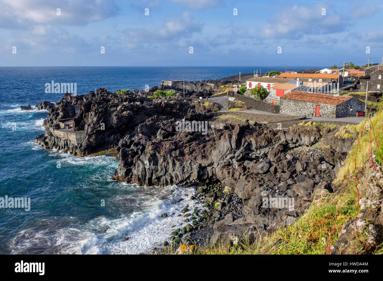 Portugal, Azores, la isla de Pico, la localidad costera de Porto do cachorro  con casas de piedra de lava Fotografía de stock - Alamy