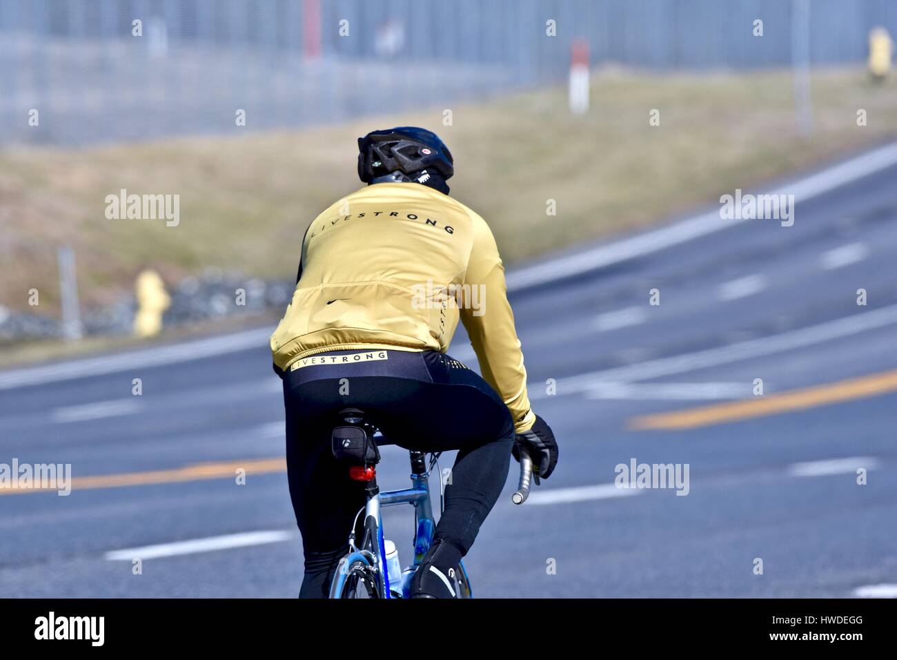 Un ciclista en el Livestrong ropa Foto de stock