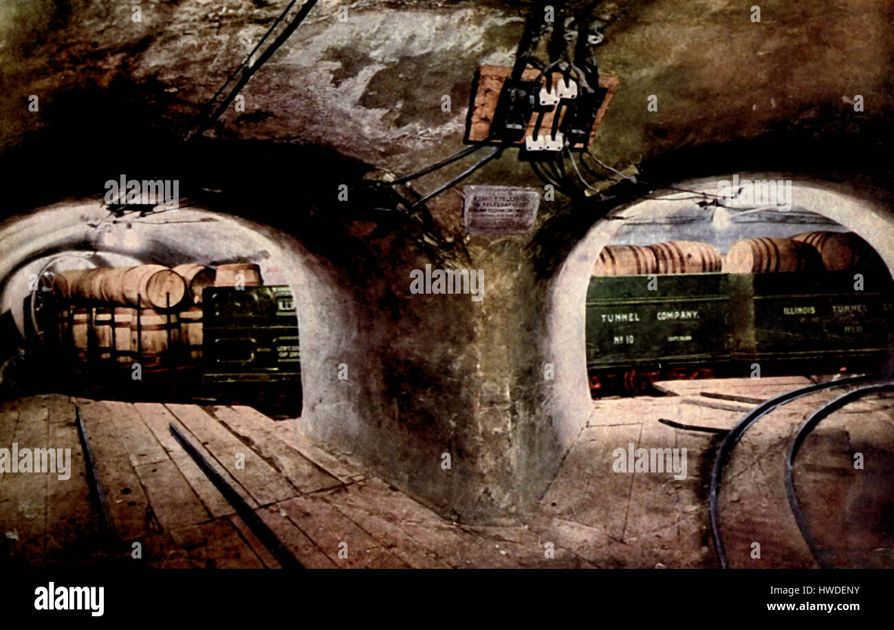 Túnel subterráneo en una intersección de calles, mostrando los vagones cargados, Chicago, circa 1908 Foto de stock