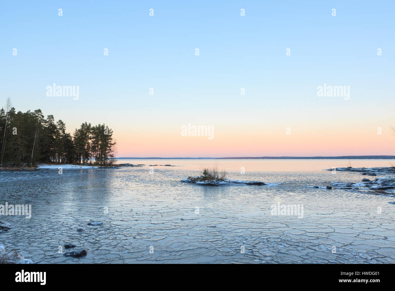 Bloques de hielo sobre el lago congelado al atardecer Foto de stock