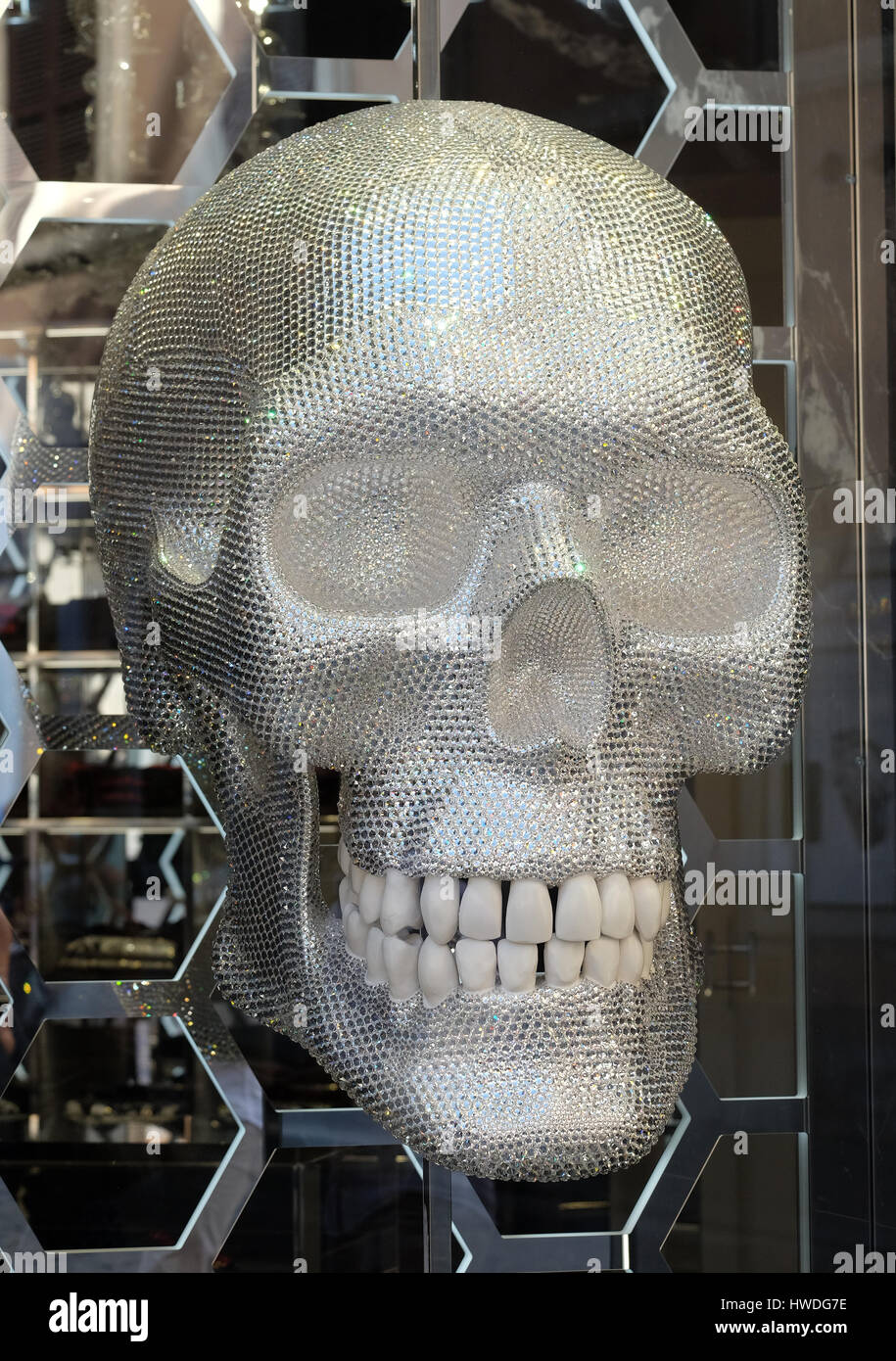 Philipp Plein tienda con una calavera brillante situado en Piazza di Spagna, cerca de la Via Condotti en Roma, Italia, 03 de septiembre de 2016 Fotografía de stock - Alamy