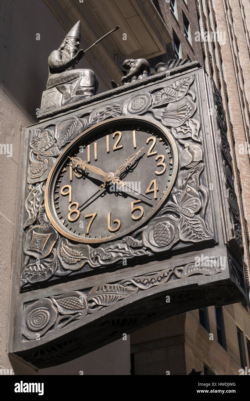 Reloj de seda de Bronce con 'Zoroastro y esclavo' en Park Avenue South,  Nueva York Fotografía de stock - Alamy