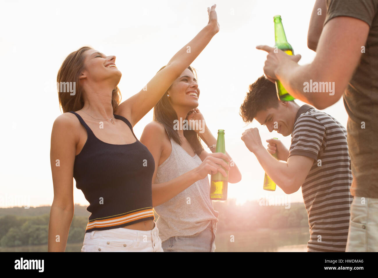 Un grupo de amigos, beber, disfrutar de las fiestas en la playa Foto de stock