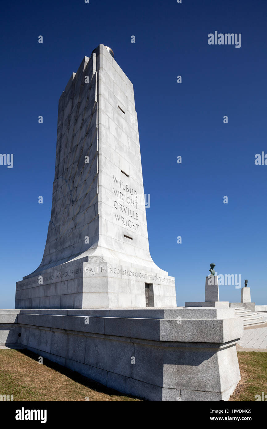 NC00657-00...CAROLINA DEL NORTE - Monumento de los hermanos Wright en el Memorial Nacional de los hermanos Wright en Kitty Hawk. Foto de stock