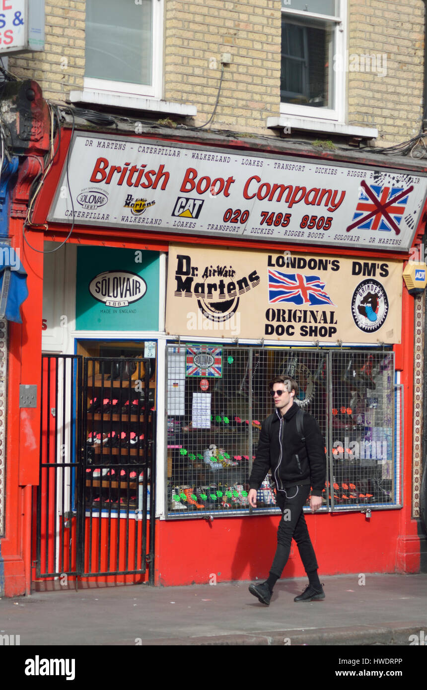 Los británicos Boot Company, Doc Martens zapatería especializada en la ciudad de Camden, Londres, Reino Unido. Foto de stock