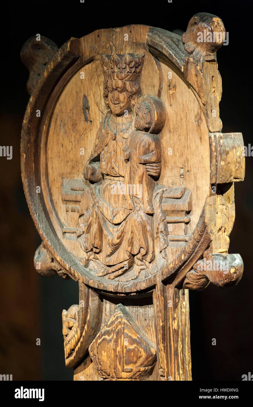 Dinamarca, Islas Faroe, Isla Streymoy Hoyvik, Museo Nacional de las Islas  Feroe, madera tallada fechada el siglo XIV de la inacabada catedral de San  Magnus Fotografía de stock - Alamy