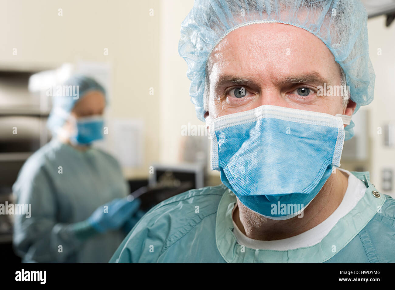 Los cirujanos en el quirófano Foto de stock