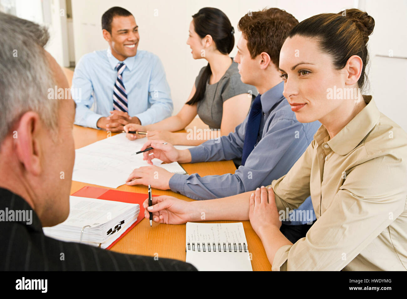 Cinco empresarios en una reunión Foto de stock