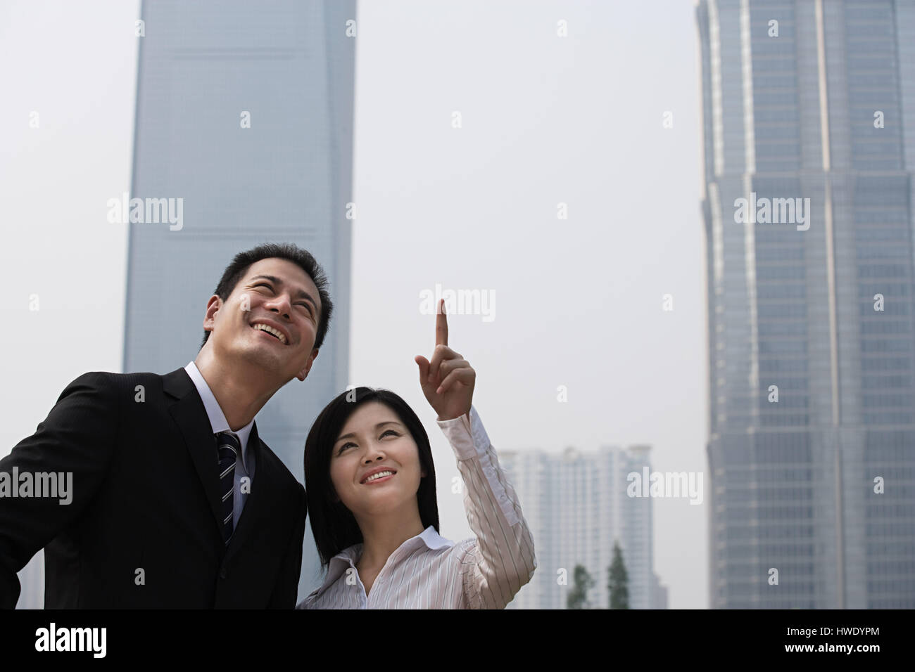 Dos colegas de negocios cerca de rascacielos Foto de stock