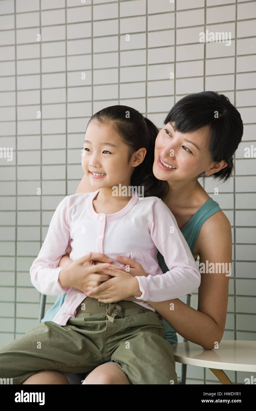 Madre e hija abrazando Foto de stock