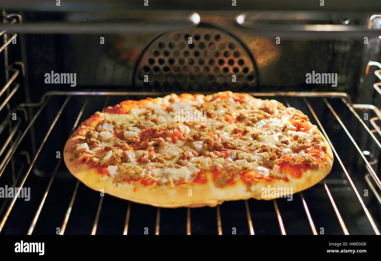 Atún hornear la pizza en el horno eléctrico Fotografía de stock - Alamy