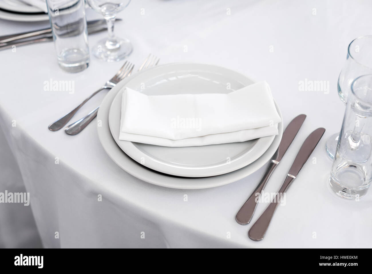 Placa vacía sobre la mesa, cubiertos. Citas de mesa Foto de stock