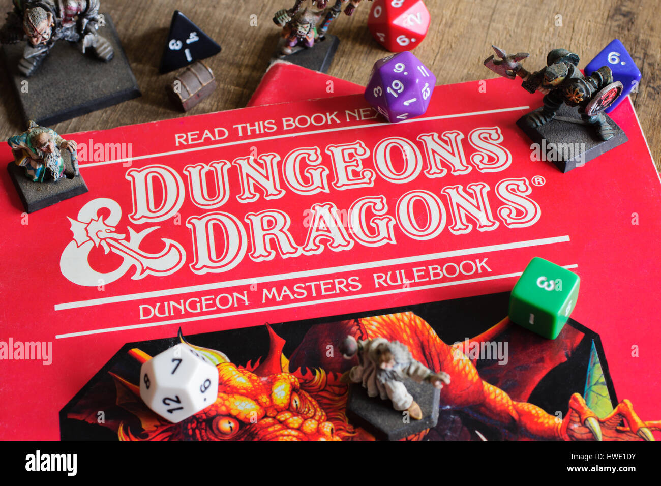 Calabozos y Dragones Dungeon Masters regla libro publicado como parte de un  paquete del juego de D&D en 1983 con dados y metal pintado figuras  Fotografía de stock - Alamy