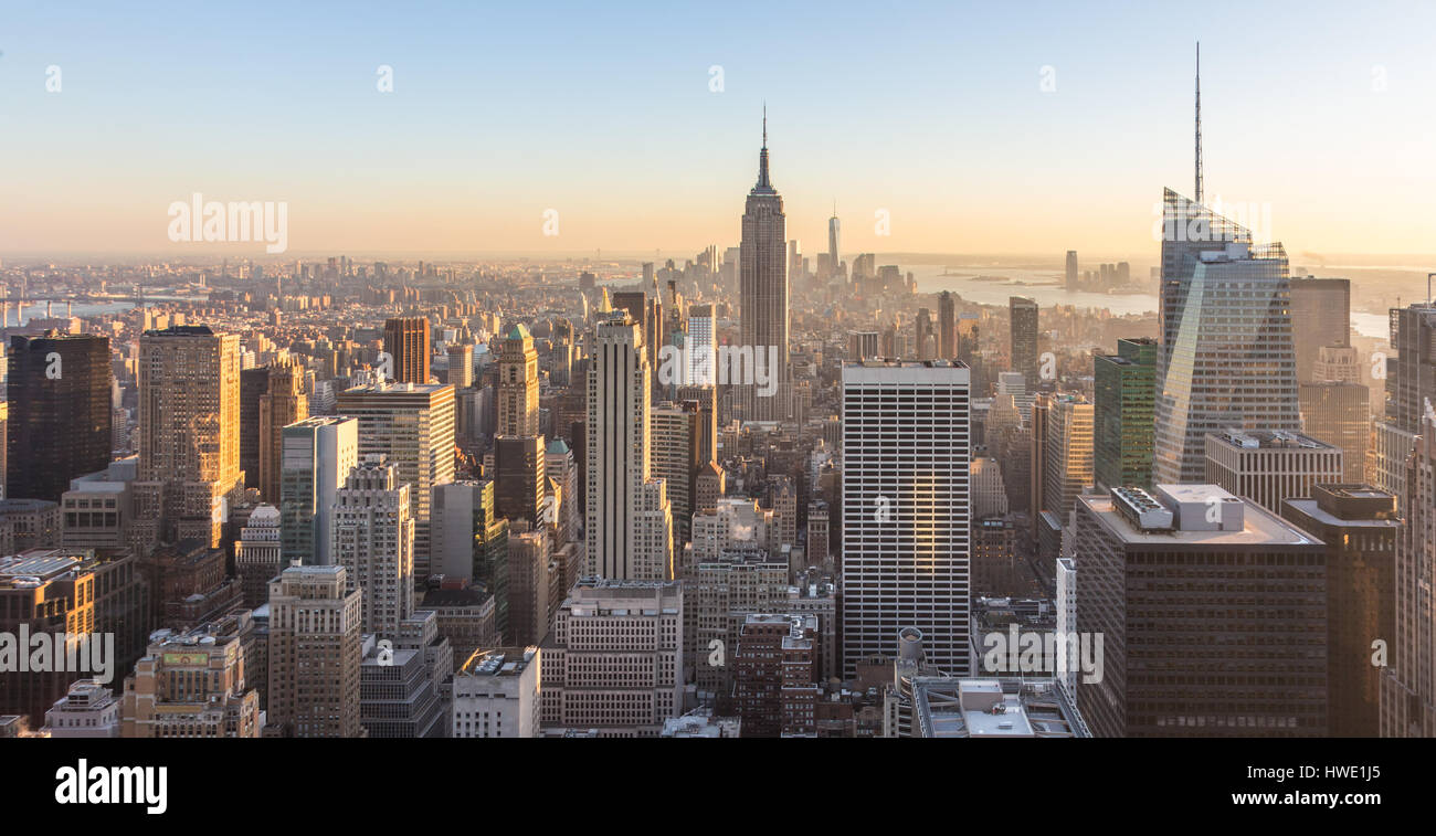 La Ciudad de Nueva York Manhattan downtown skyline al atardecer. Foto de stock