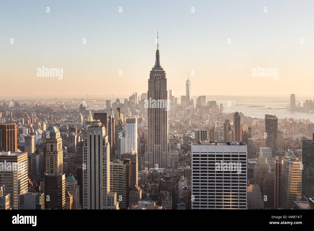 La Ciudad de Nueva York Manhattan downtown skyline al atardecer. Foto de stock