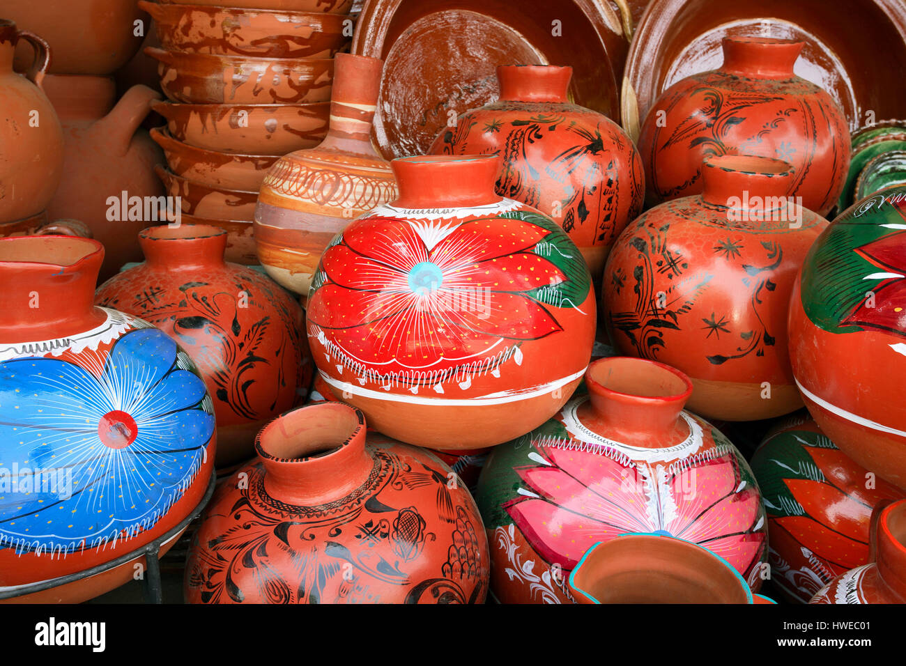 https://c8.alamy.com/compes/hwec01/colorida-ceramica-para-la-venta-en-un-mercado-callejero-cerca-de-chilchota-michoacan-mexico-hwec01.jpg