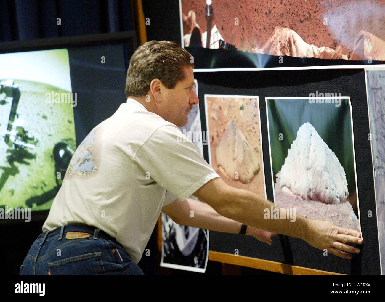 Kris Capraro, ingeniero del Laboratorio de Propulsión a Chorro en Pasadena, California, publica nuevas fotografías de la roca 'Adirondack' que el Espíritu de Mars Rover transmitió el lunes 19 de enero de 2004. Foto de Francis Specker Foto de stock