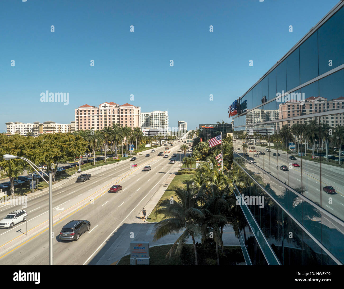 Tráfico en South East 17th Street Causeway, Fort Lauderdale, Florida cerca de Port Everglades Cruise Ship Terminal Foto de stock