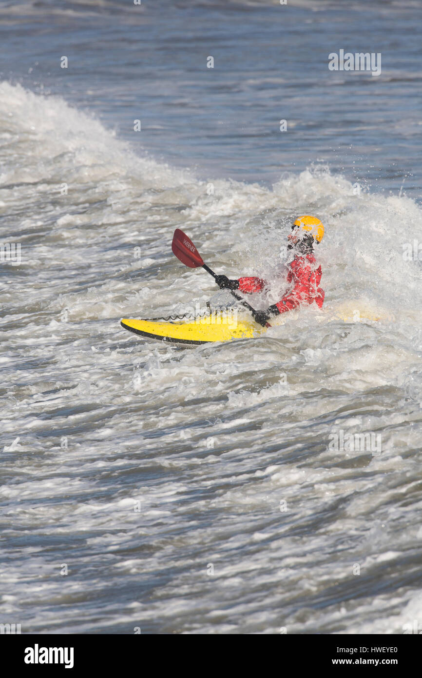 Una de surf kayakista palas en Rompiendo las olas del Océano Pacífico, Ocean Shores, WA. Foto de stock